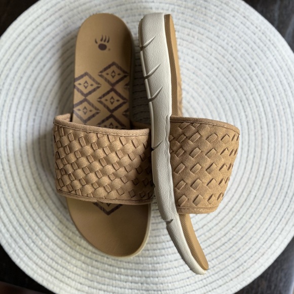BearPaw Tan Woven Slide Sandals NWT - Picture 3 of 11